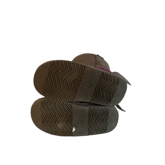 Muk Luks Gray Shark Boot size T9 GUC - Picture 5 of 5